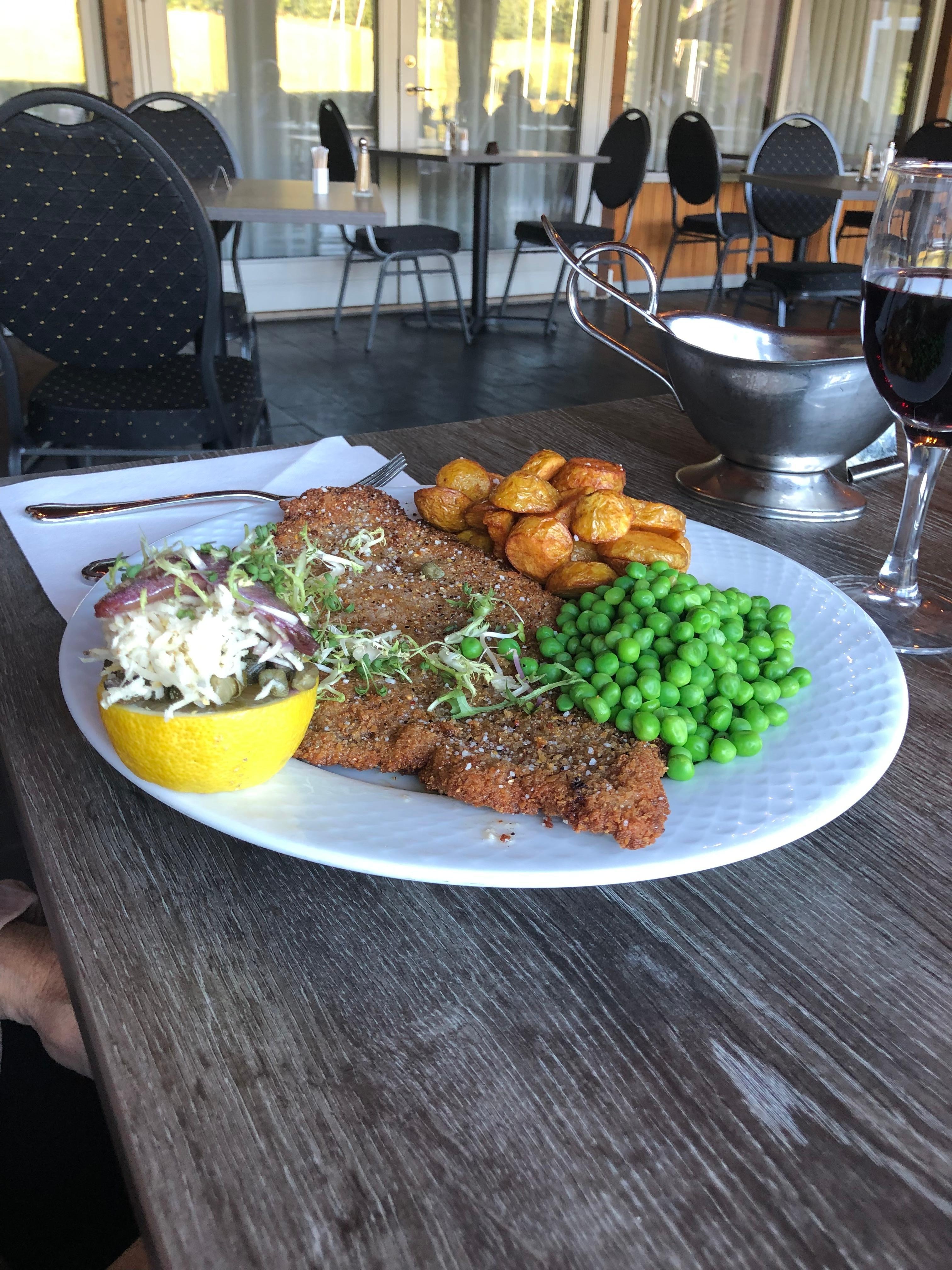 Traditionel wienerschnitzel med smørsovs og ærter, stegte kartofler med citron, høvlet peberrod, kapers, ansjoser og lidt karse. Fornuftig og af balanceret👍