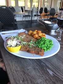 Traditionel wienerschnitzel med smørsovs og ærter, stegte kartofler med citron, høvlet peberrod, kapers, ansjoser og lidt karse. Fornuftig og af balanceret👍