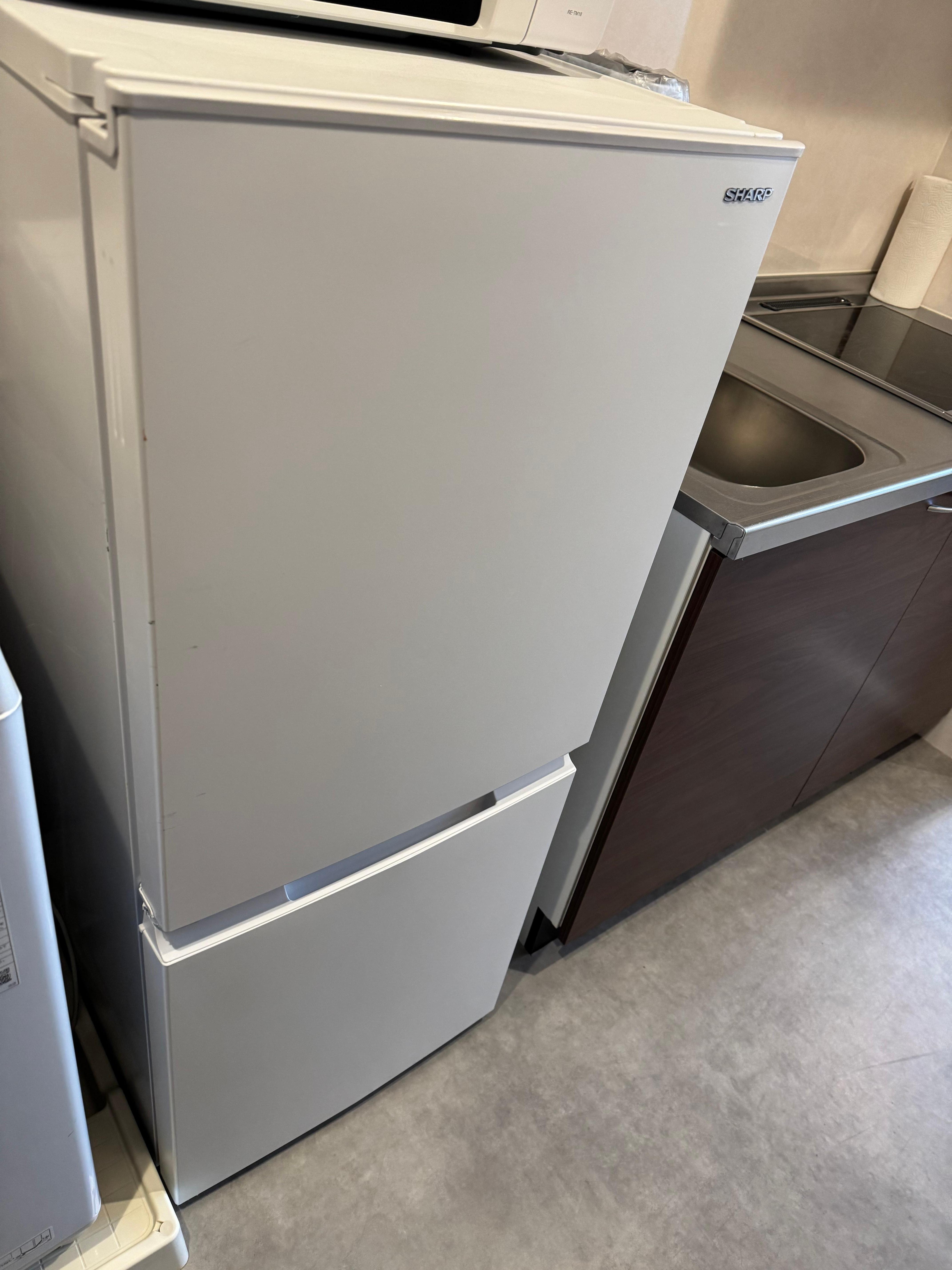 2ドア冷蔵庫
冷蔵庫おおきいから2Lペットボトルも楽に入る
冷凍室も大きいので冷凍食品や箱アイスも入る