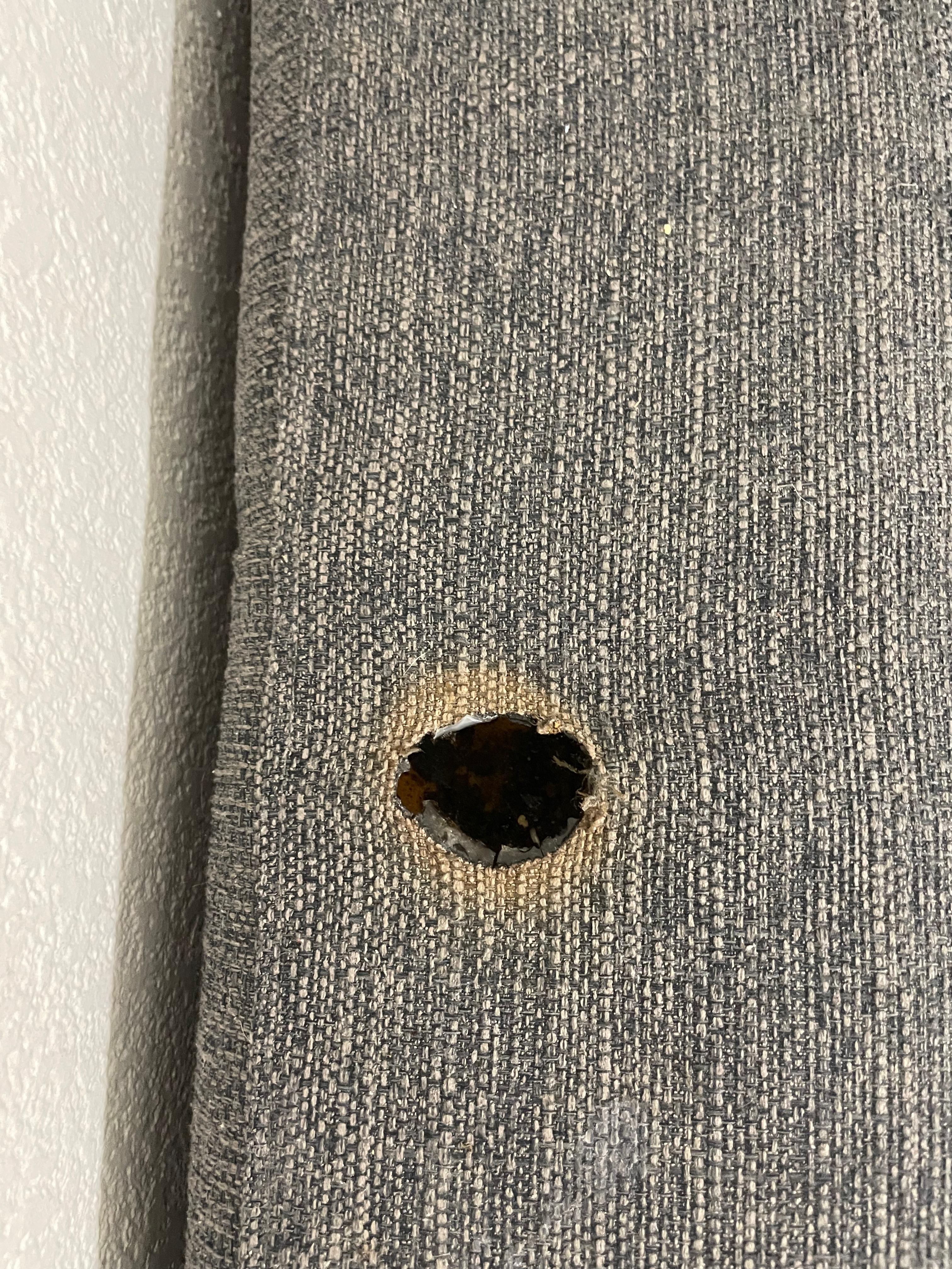 Trou de cigarette dans le canapé lit 