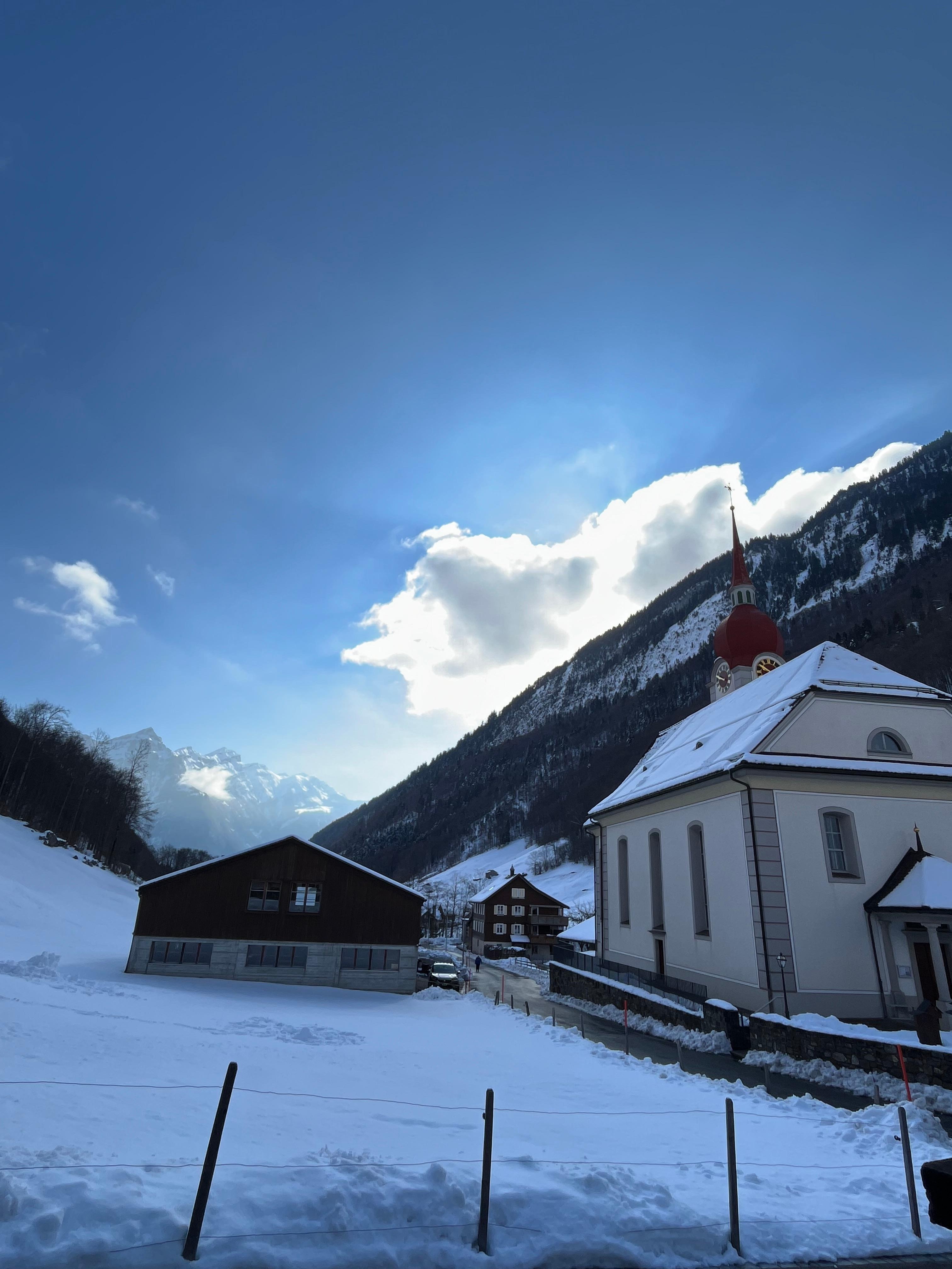 Blick links von Einfahrt zur Wohnung 