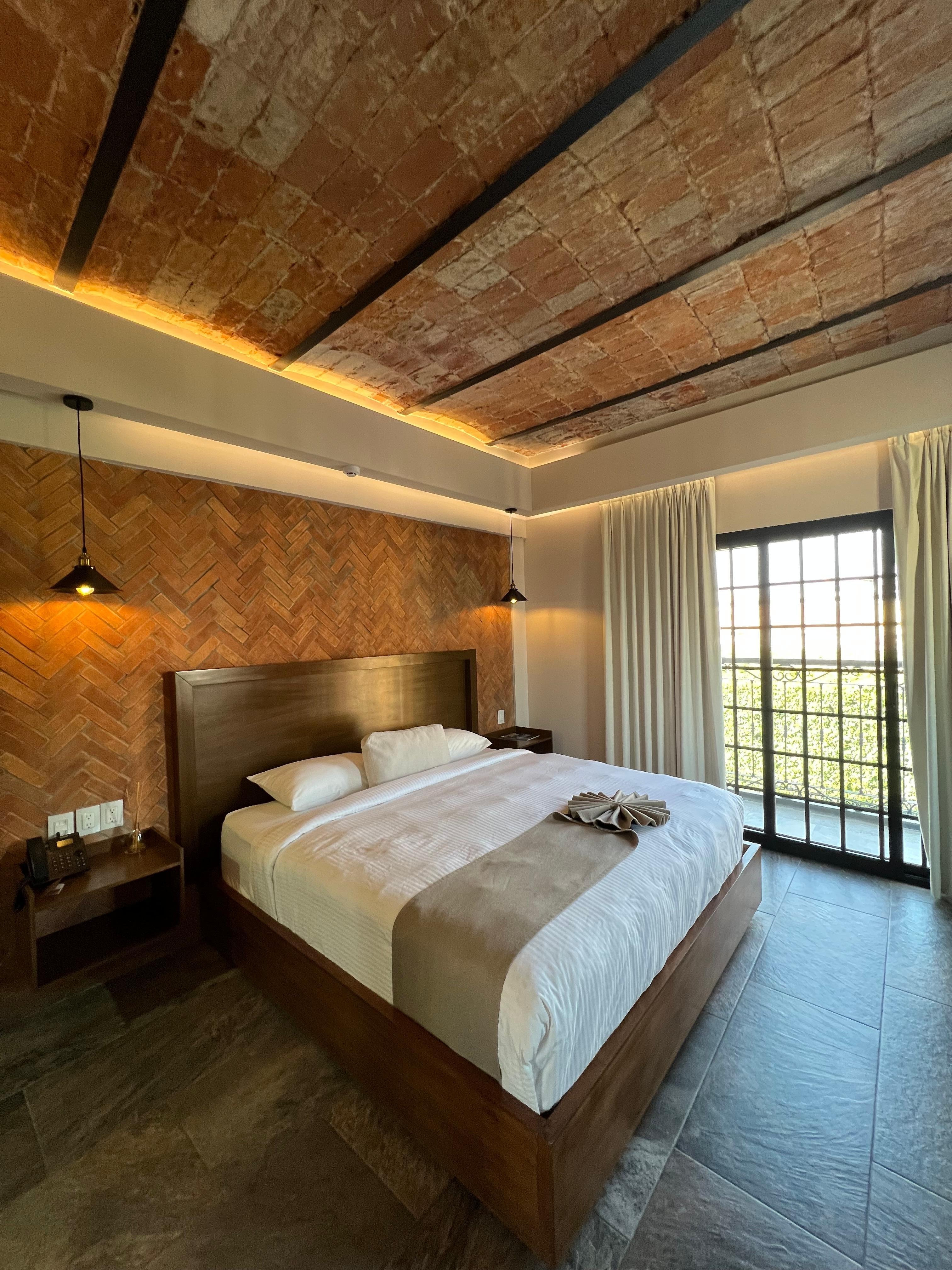 Luxury room with city view 