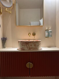 Deluxe loft bathroom