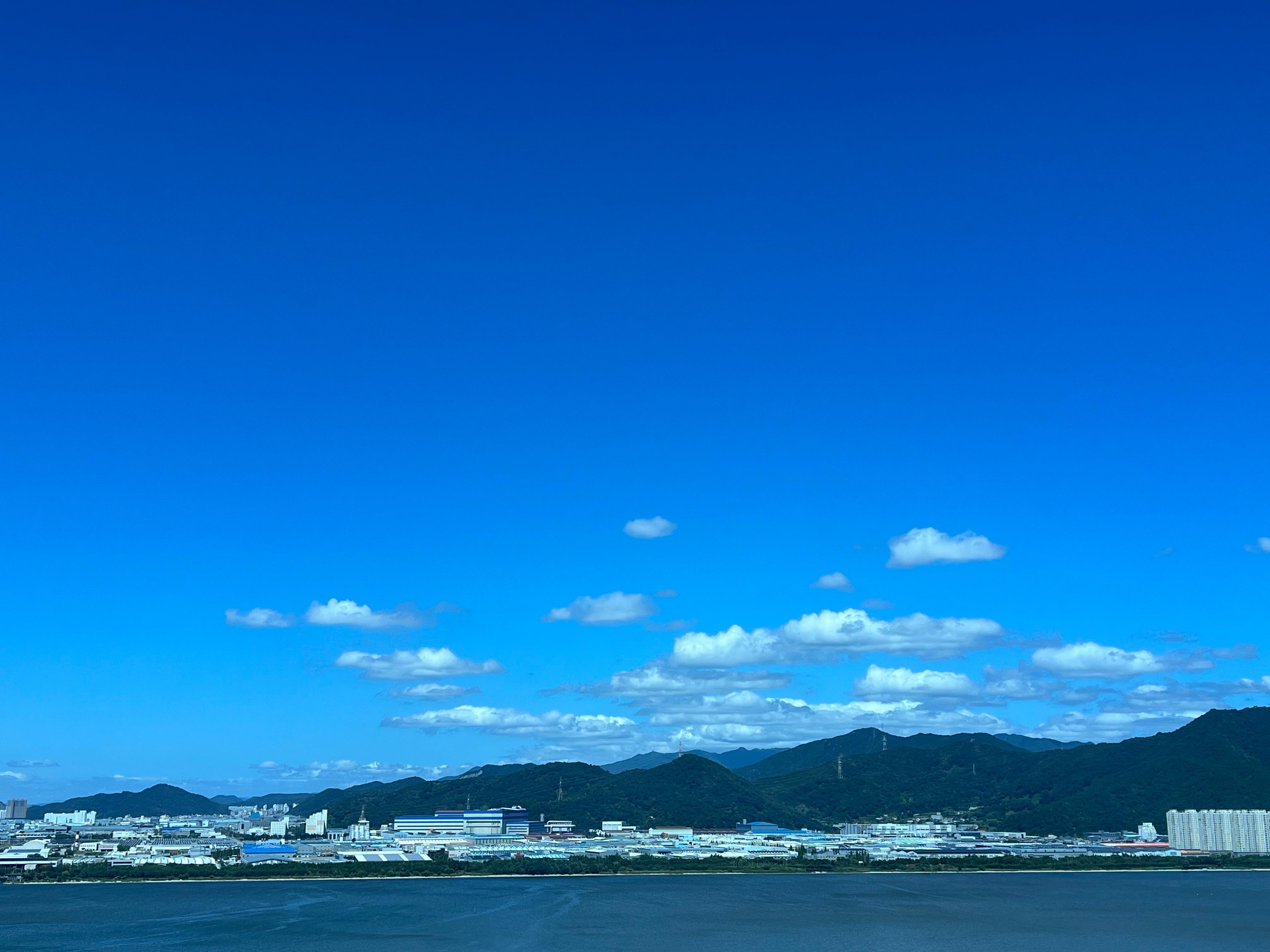 창밖으로 보이는 뷰가 아쥬 예쁩니다.