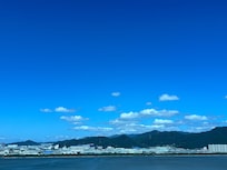 창밖으로 보이는 뷰가 아쥬 예쁩니다.