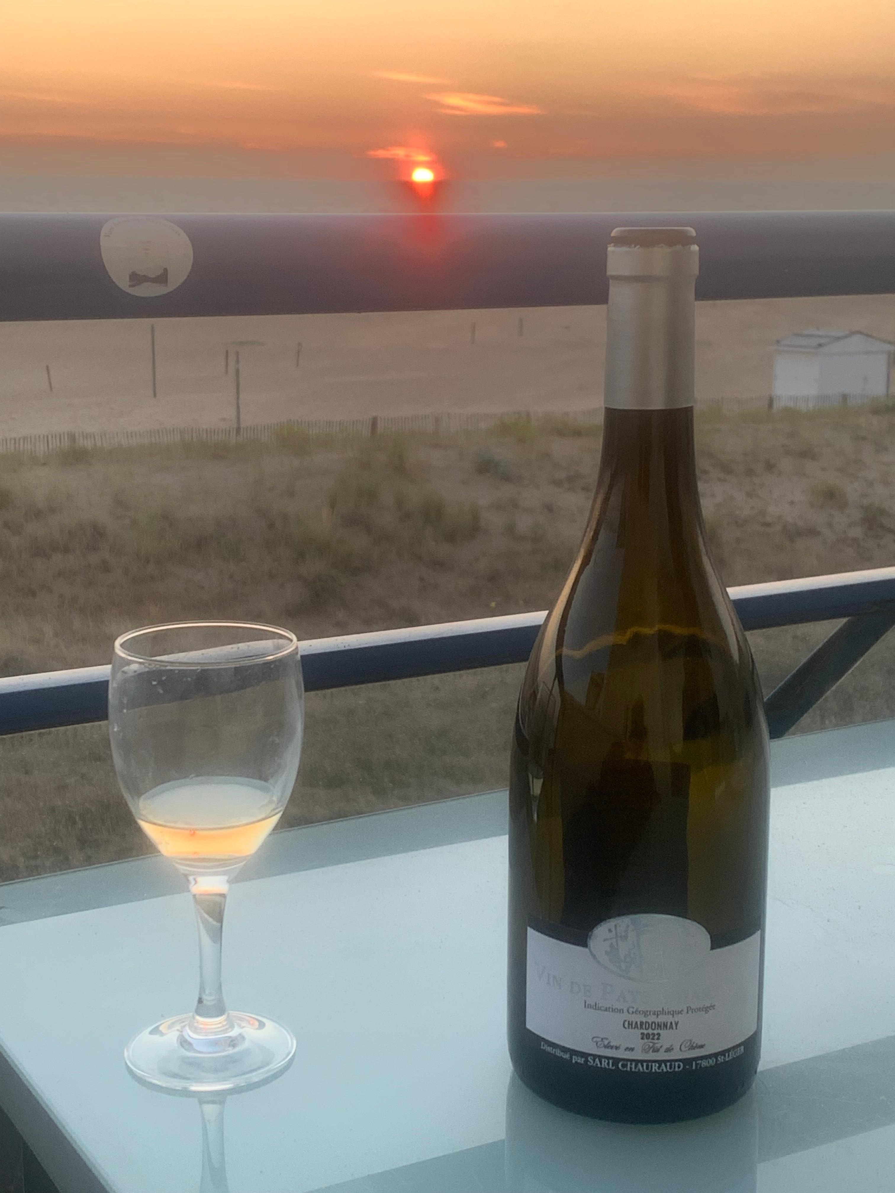 Schöner Balkon, auf dem man auch zu 4 gemütlich sitzen kann, Sonnensegel auch vorhanden.