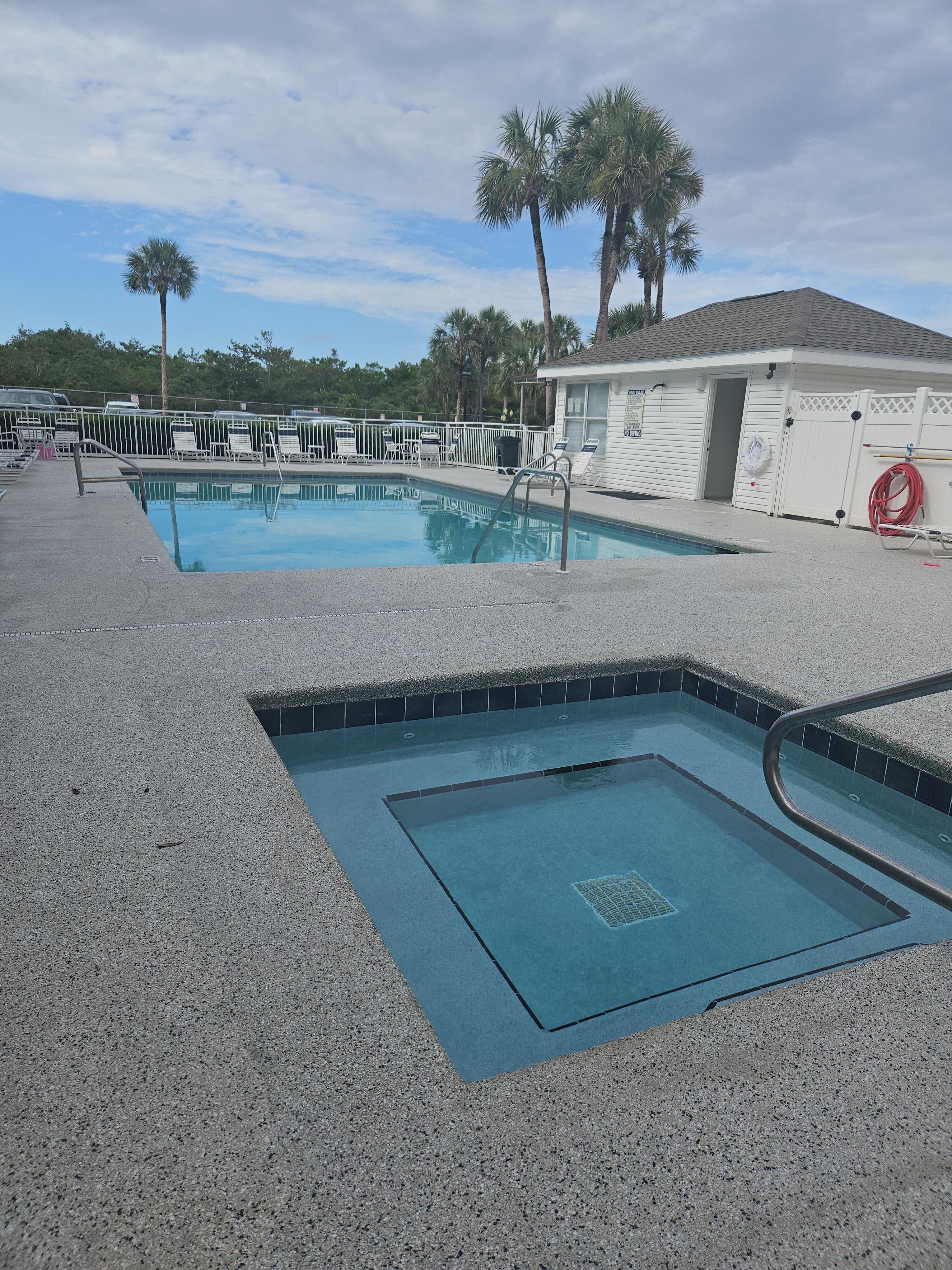 The pool & Hot Tub area is very nice and clean. 