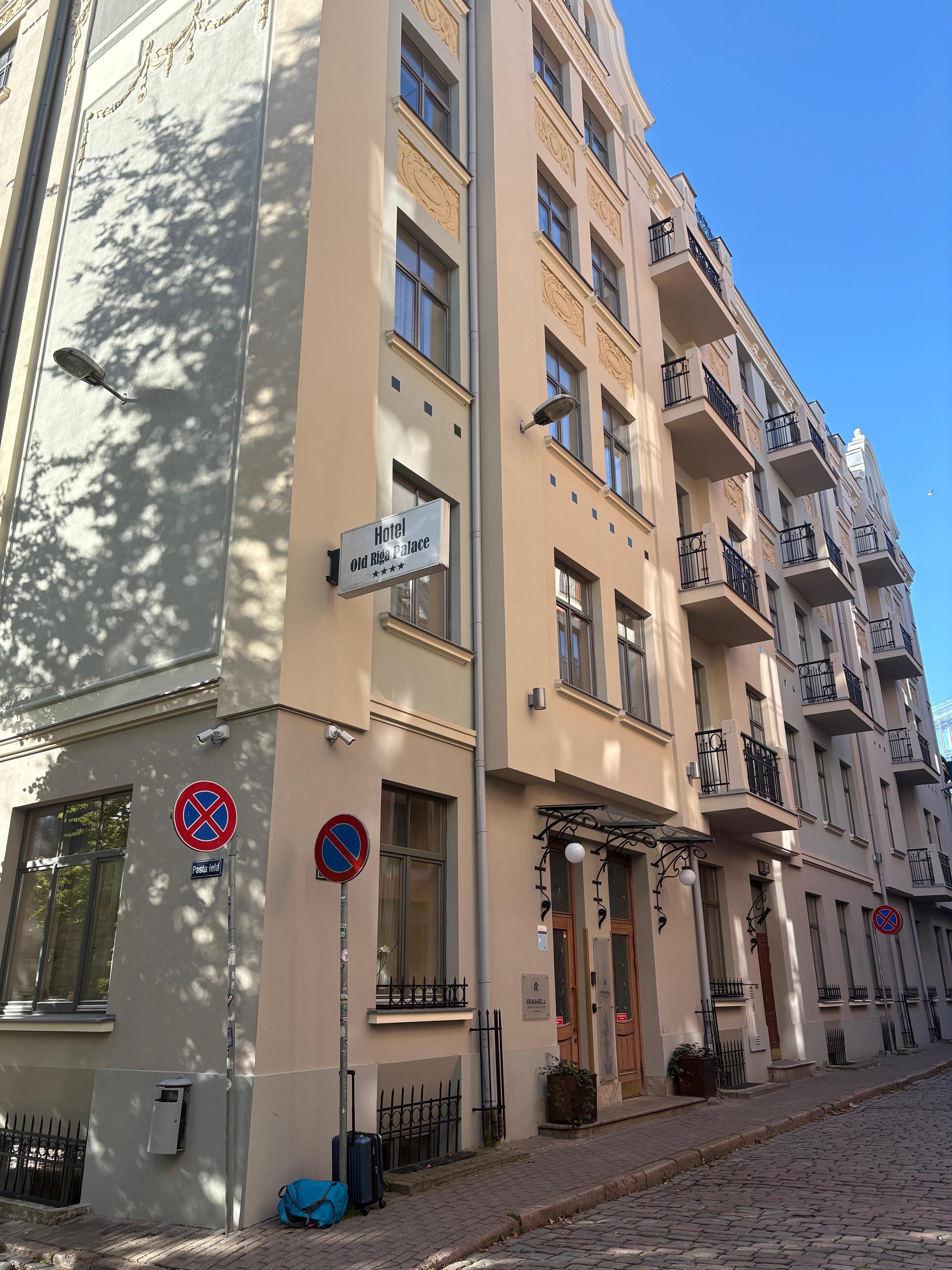 Nothing like the pics online. 