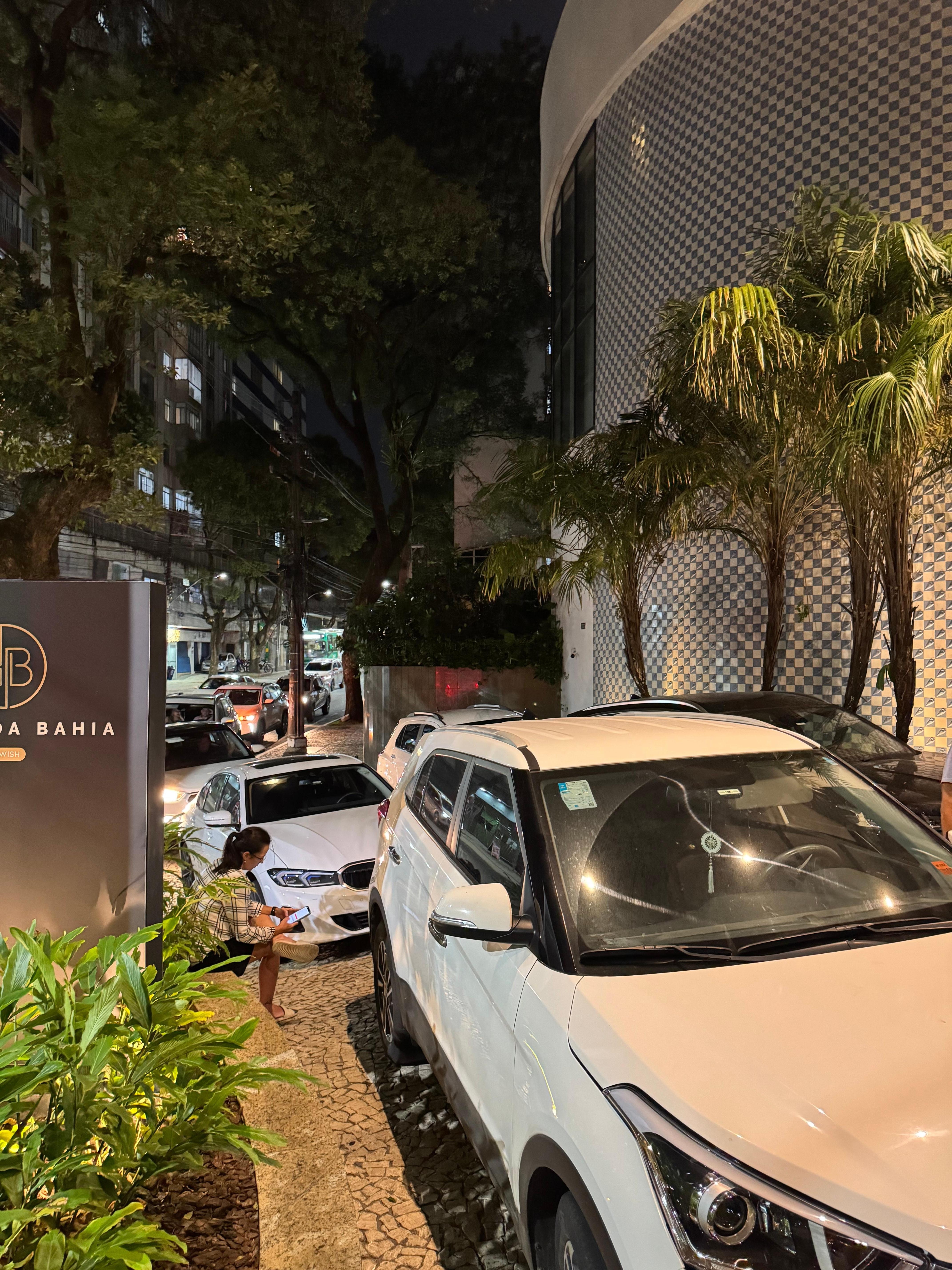 Inacreditável o estacionamento ter  somente um manobrista. Vejam a fila…