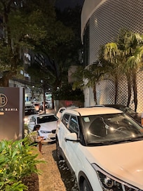 Inacreditável o estacionamento ter somente um manobrista. Vejam a fila…