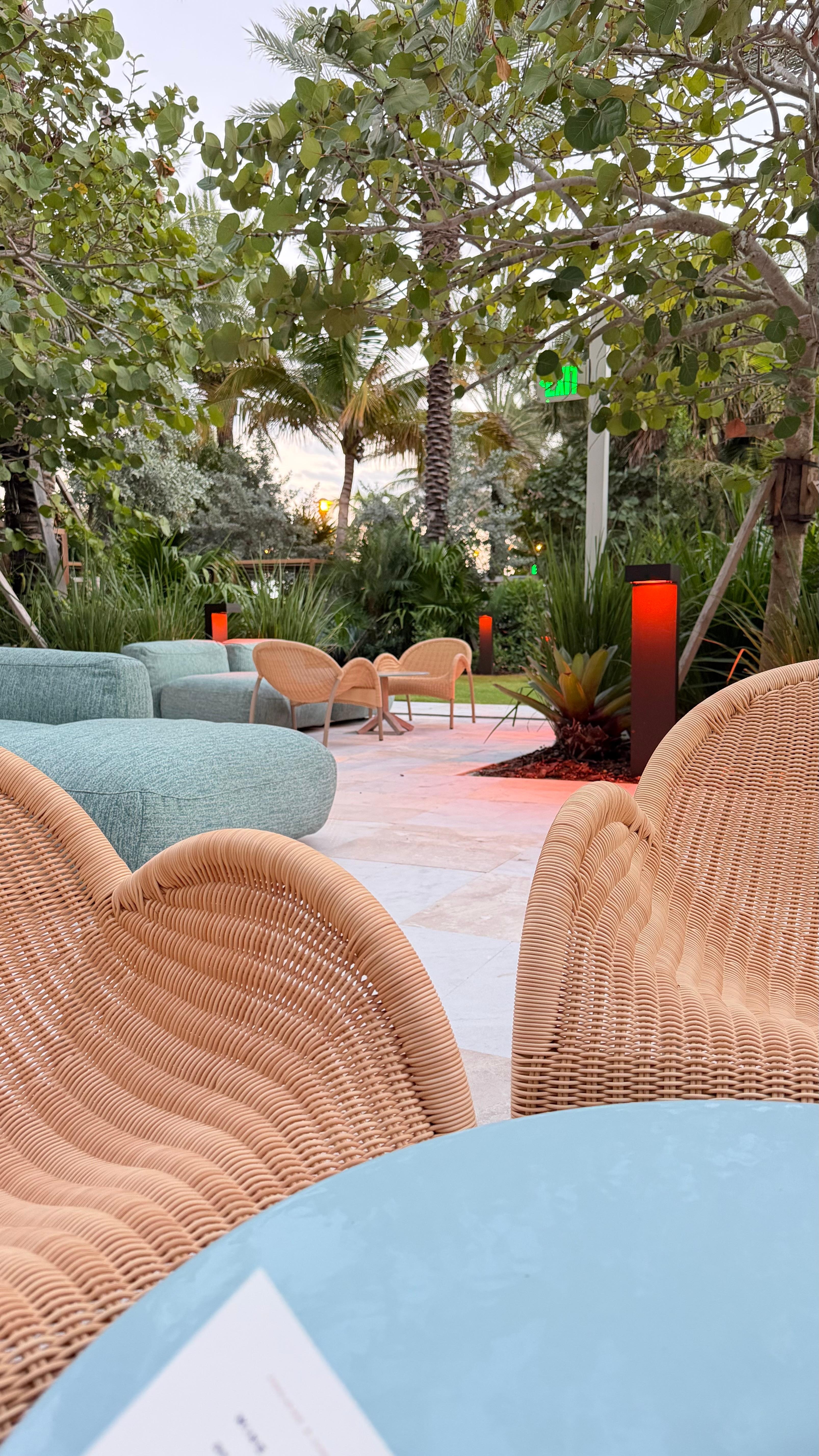 Bar da piscina também é ótimo para relaxar e lounge!