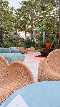 Bar da piscina também é ótimo para relaxar e lounge!