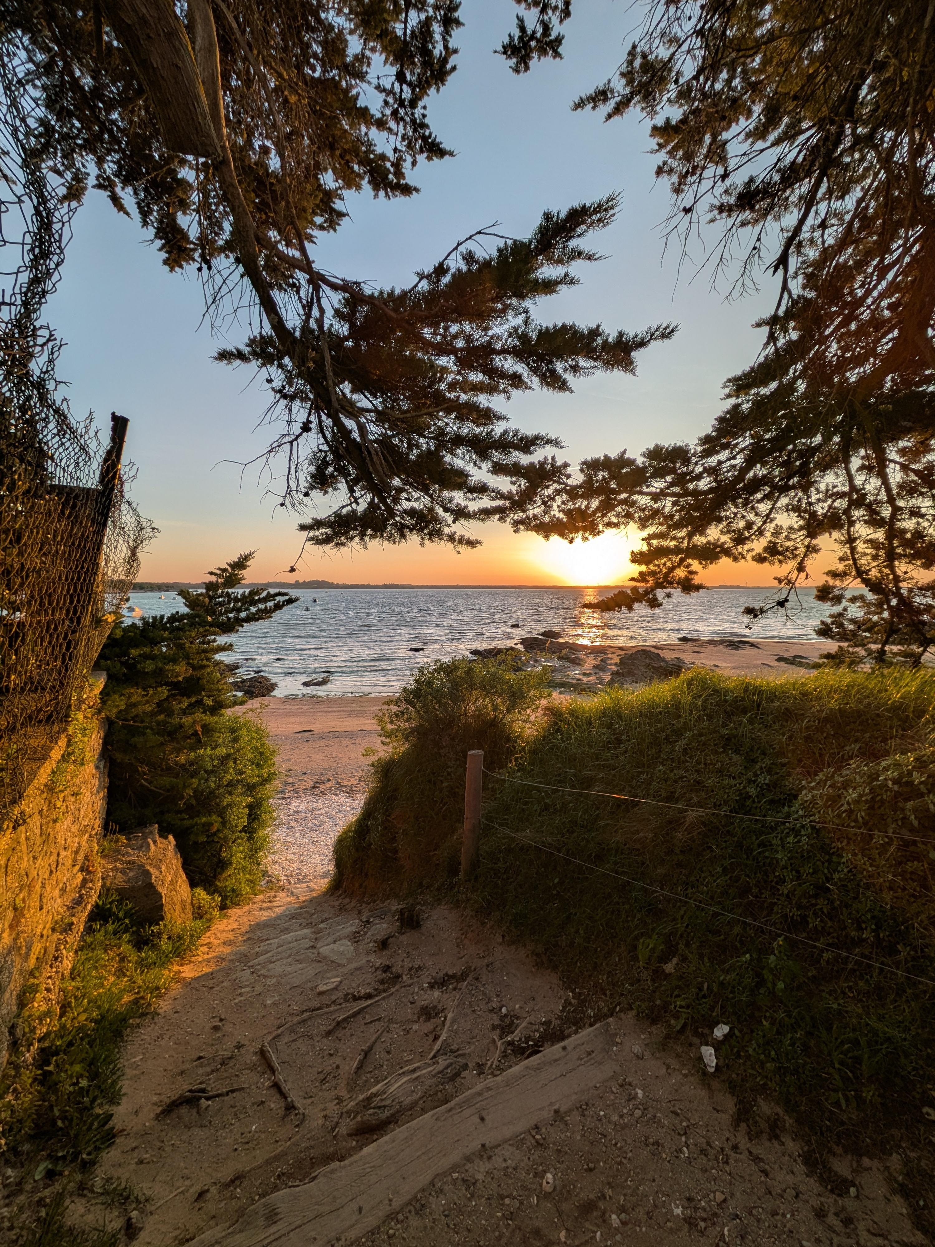 Lever de soleil sur la crique.