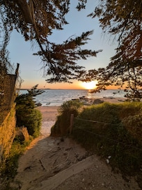 Lever de soleil sur la crique.