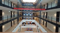De galerij naar de hotelkamers