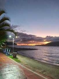 Shopping a 5 minutos da pousada pela praia