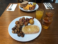 每天早餐其實都重複那些!吧台偶爾有提供薯餅晚來就沒了