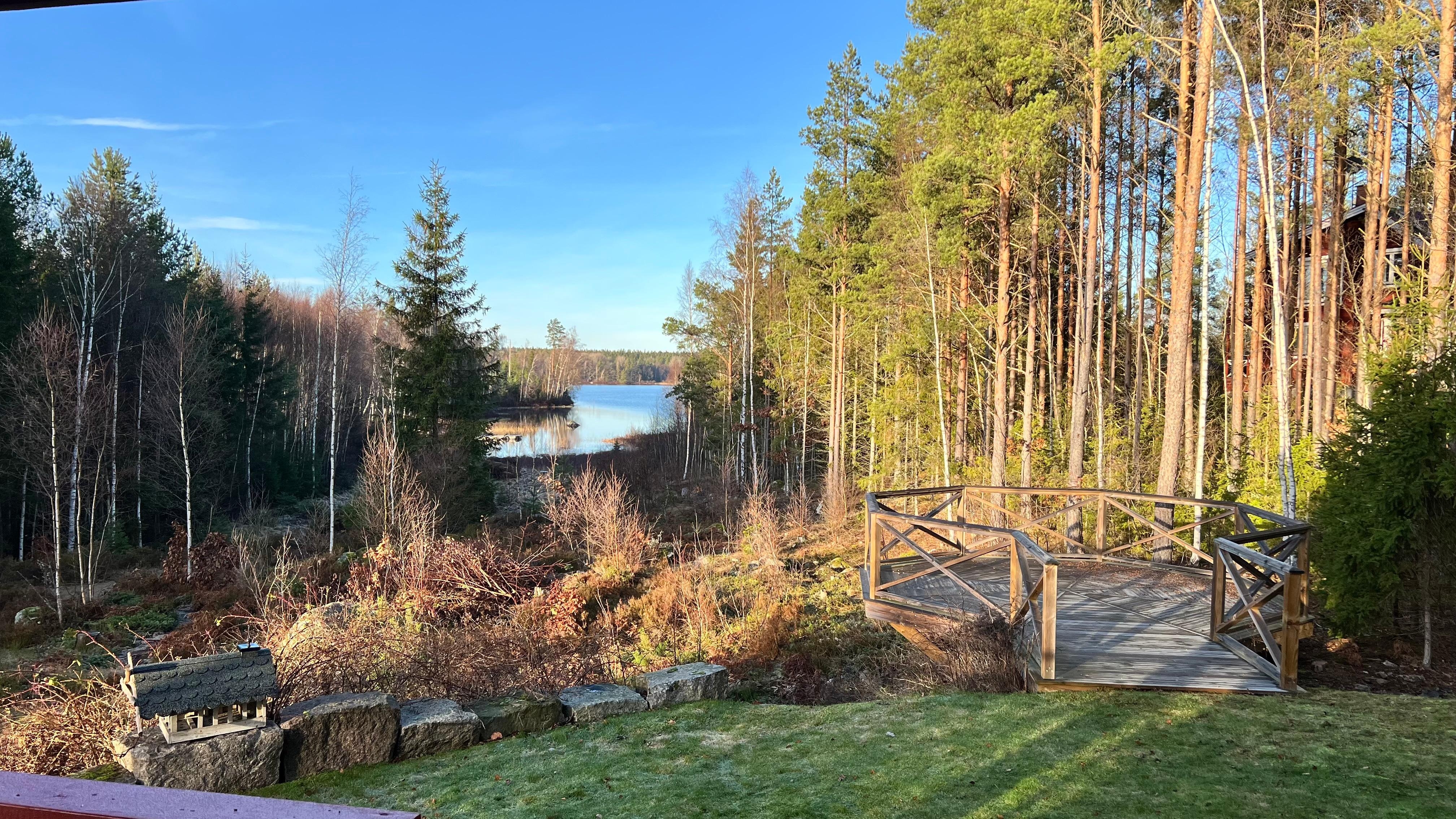 Blick von der Terrasse auf den See Mosjön