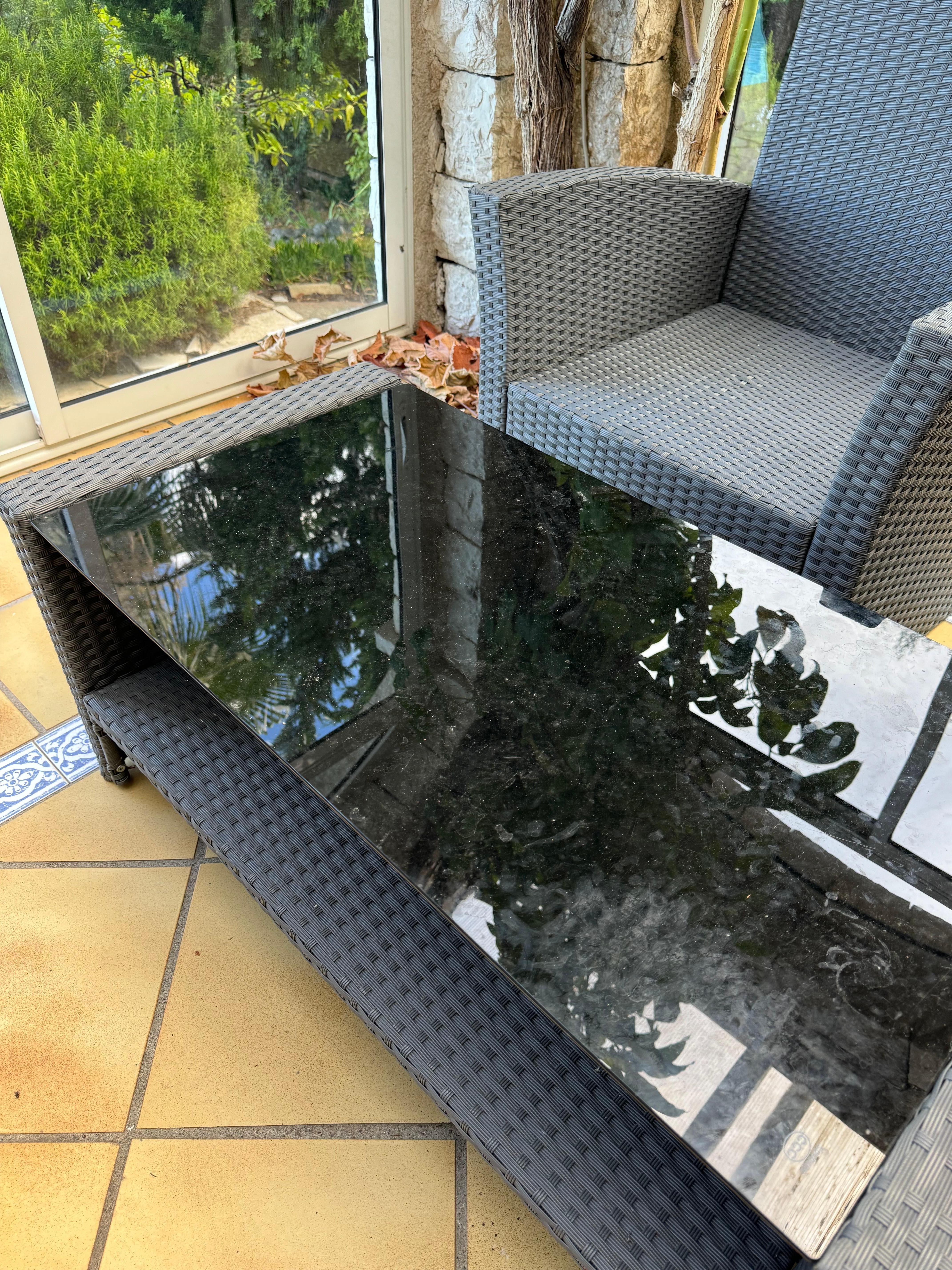 Filthy table not cleaned