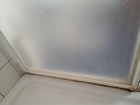 Schimmelrand an der Suschwanne innen