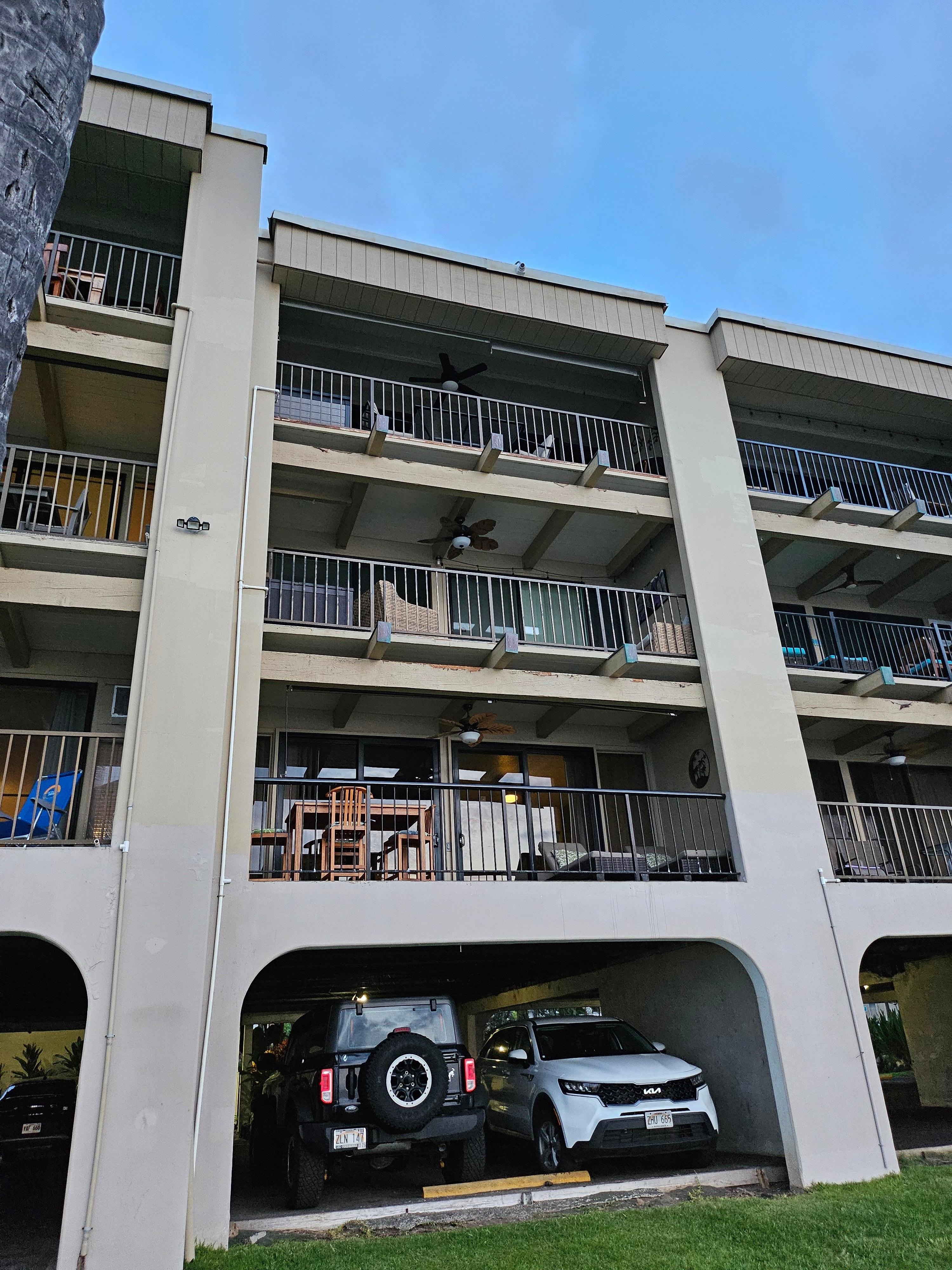 That's 305 in the middle. Different areas of the complex has a 4th floor.