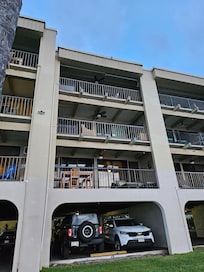 That's 305 in the middle. Different areas of the complex has a 4th floor.