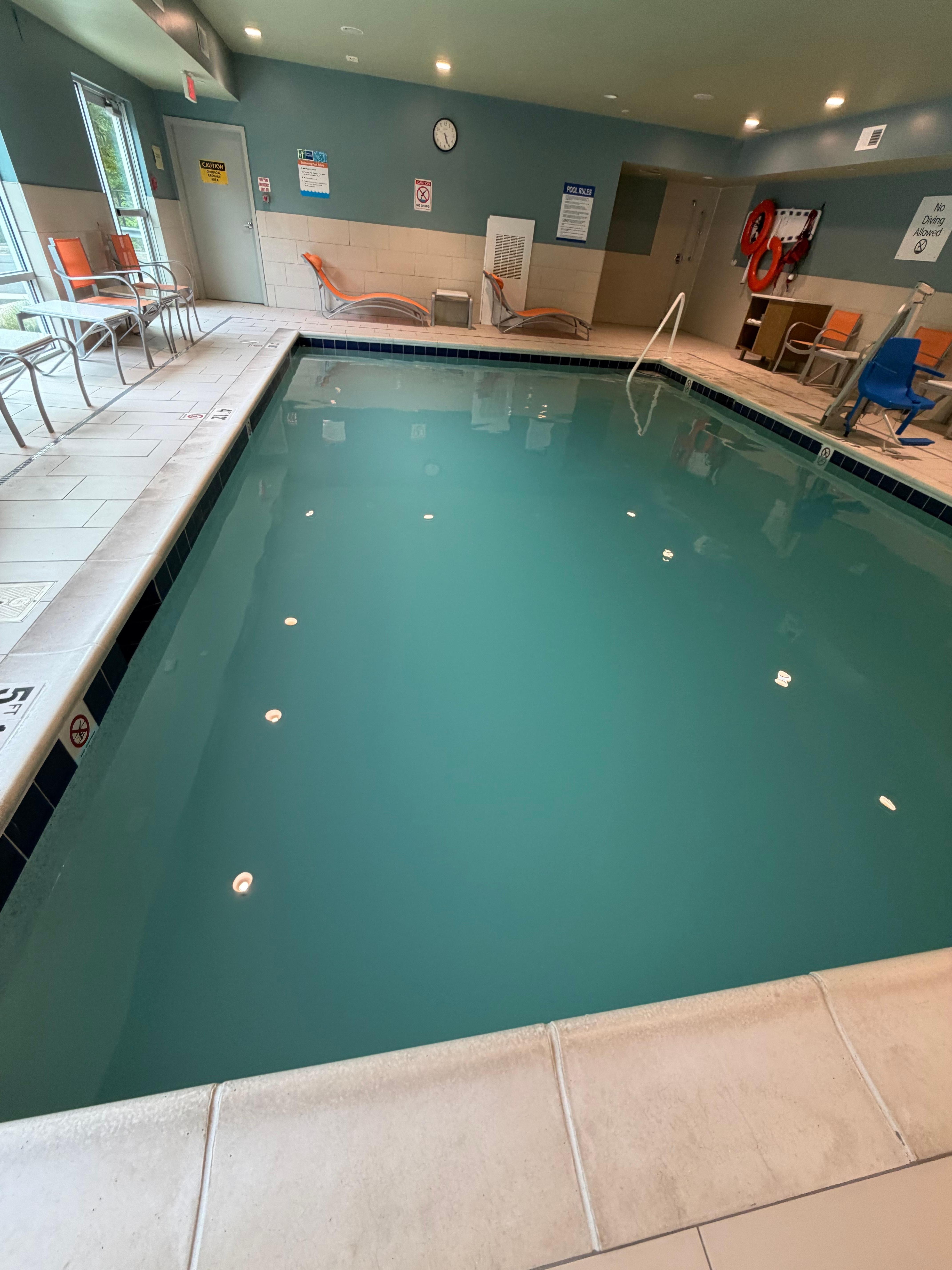 Pool wasn’t clear at all and it smelled from the elevator like too much chlorine. 
