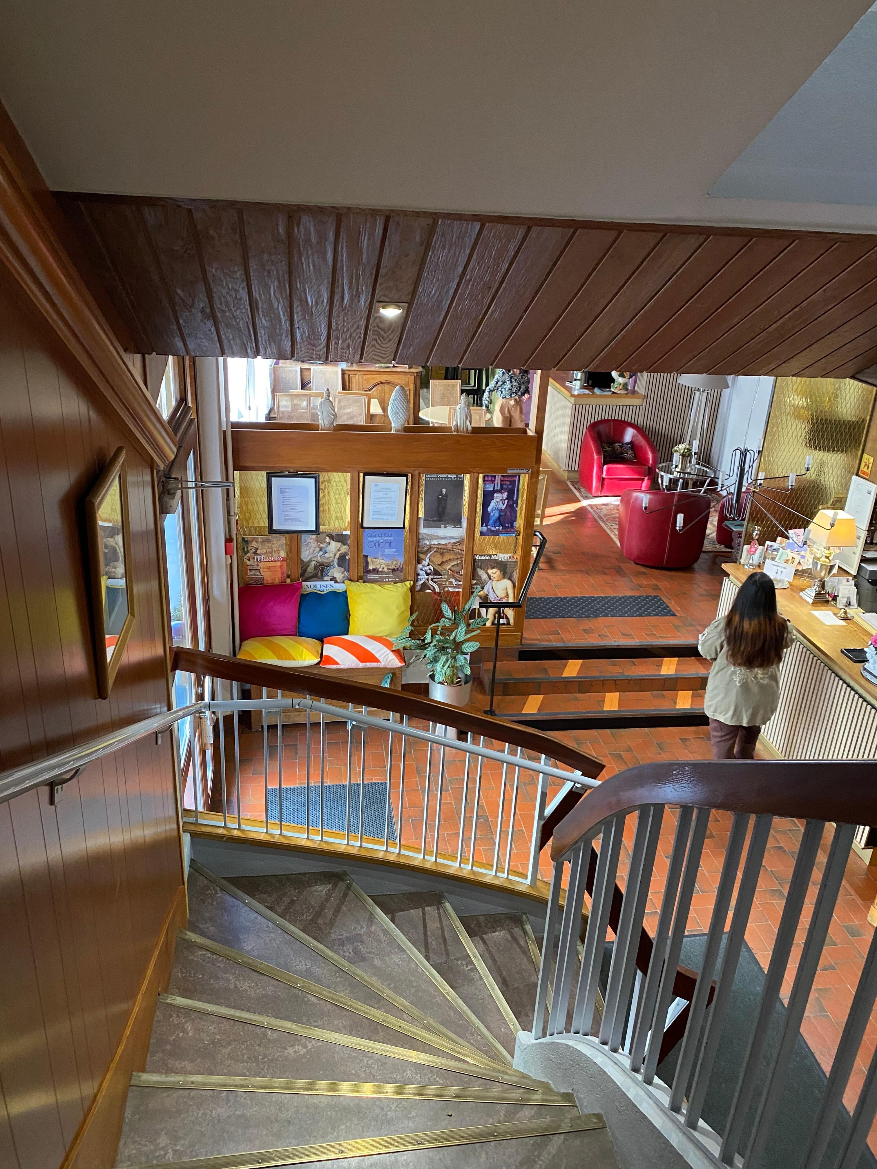 Descente d’escalier qui mène  au palier d’entrée et à la salle du petit déjeuner.