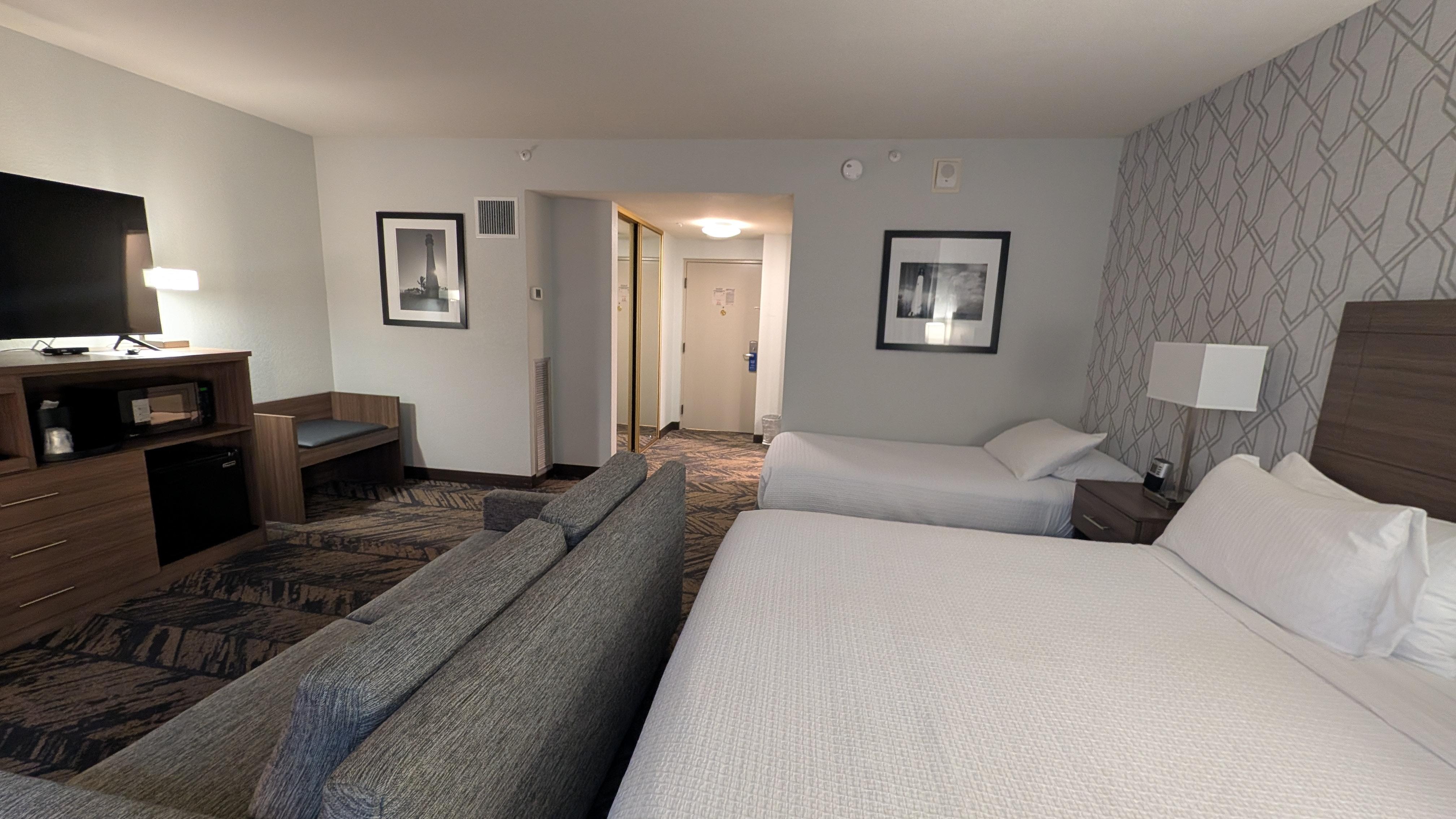 Pieni jääkaappi, kapselikahvinkeitin.