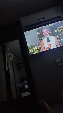 Vista da cama, a televisão tinha um bom tamanho.