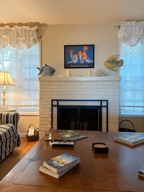 Cheerful living room/kitchen/
Dining areas