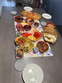 Great kitchen for cooking/baking and several grills outside for bbq, even if you grab takeout or delivery from a nearby restaurant - there’s room at the table for a nice family meal.