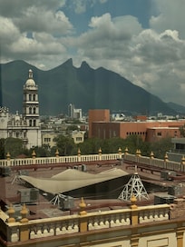 Great view to El Cerro de la Silla and la Catedral