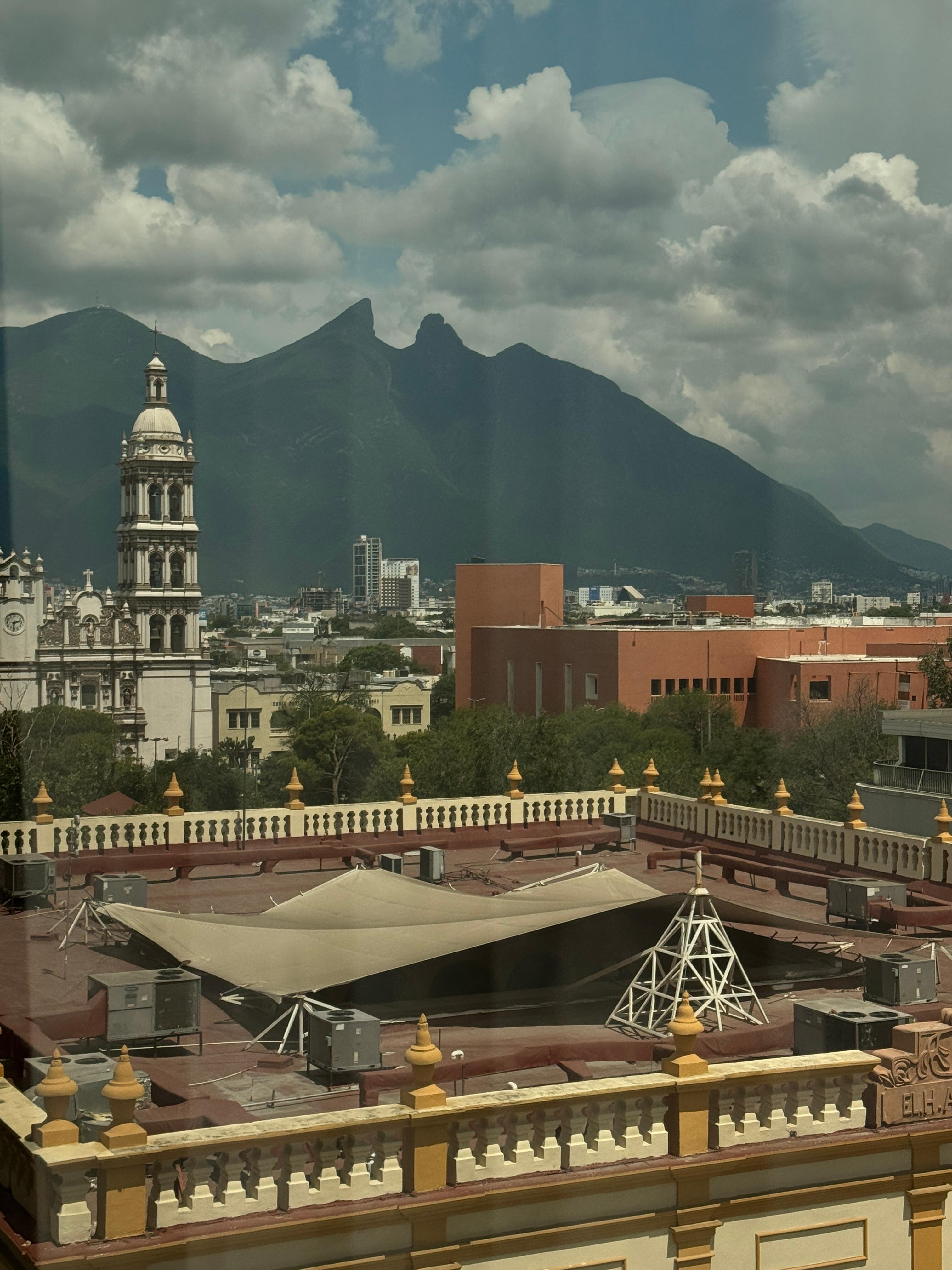 Great view to El Cerro de la Silla and la Catedral
