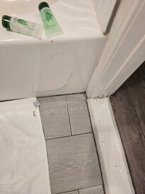 Hair on outside of tub not clean from previous person