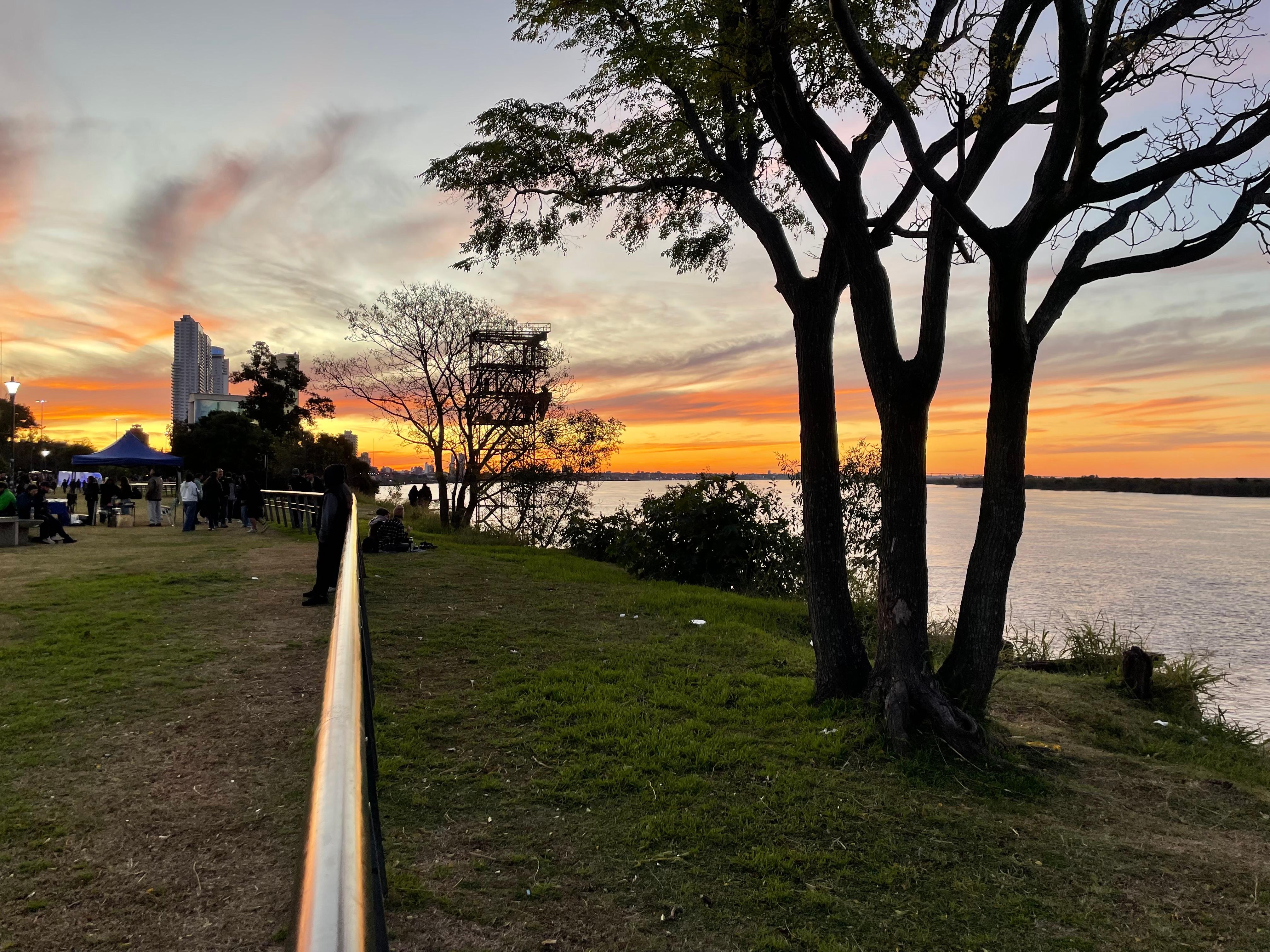 近くの川の夕暮れ