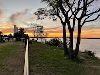 近くの川の夕暮れ