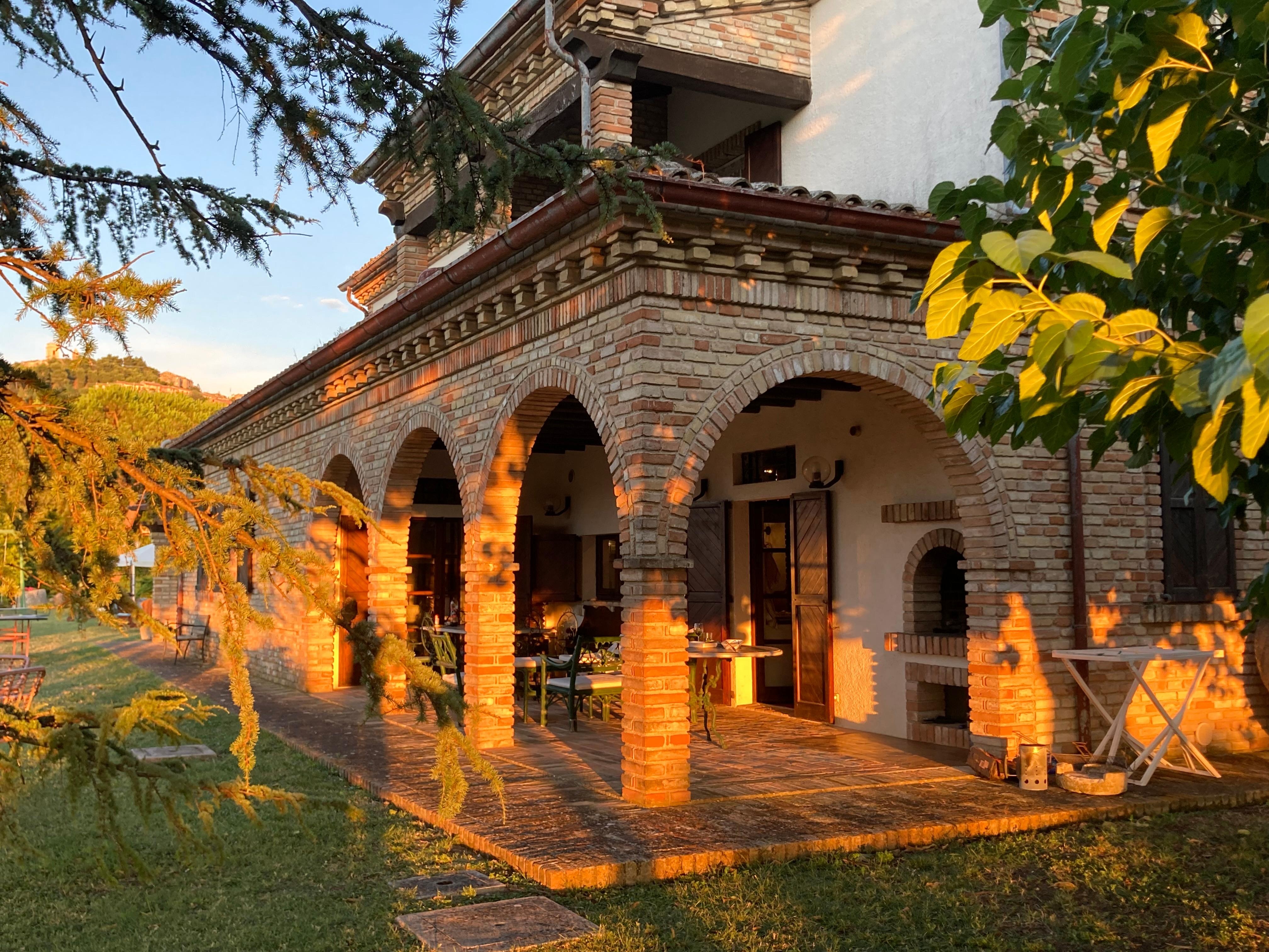 Overdekt terras in de avondzon