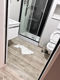 ducha que inundaba