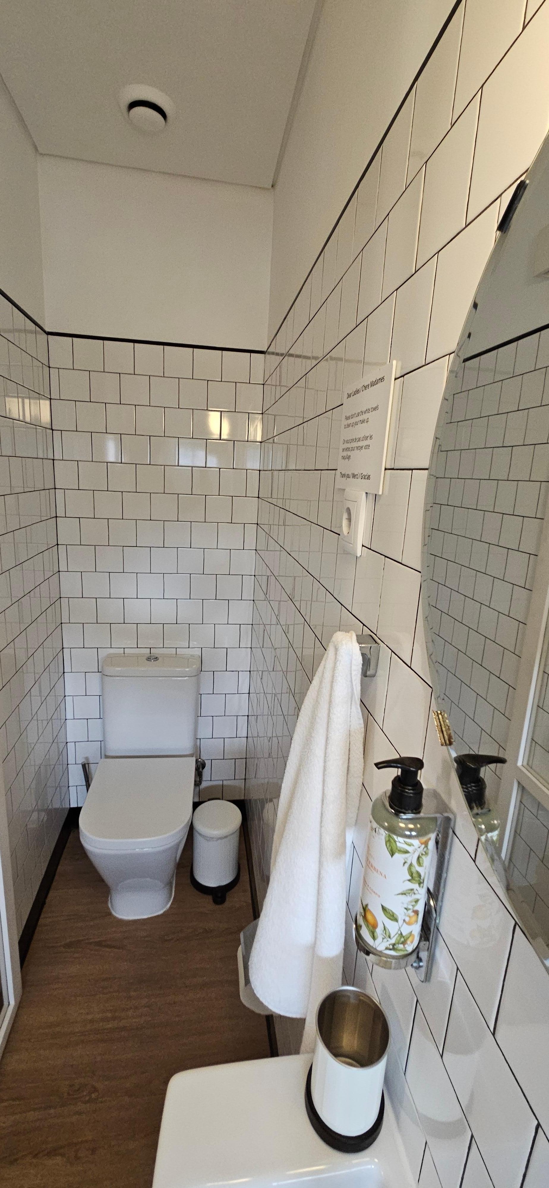 Nice and efficient bathroom.