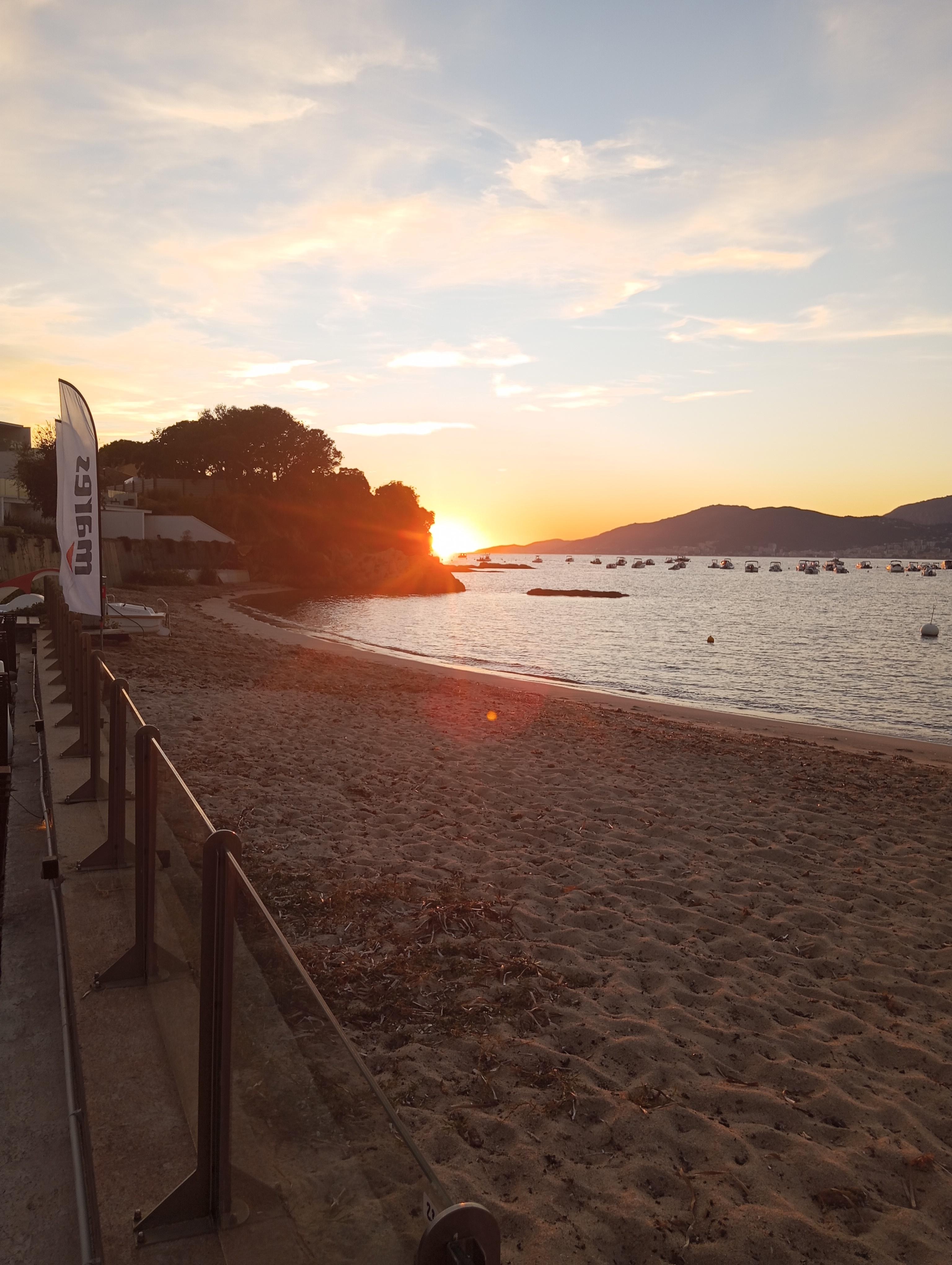Coucher de soleil depuis le bord de mer 