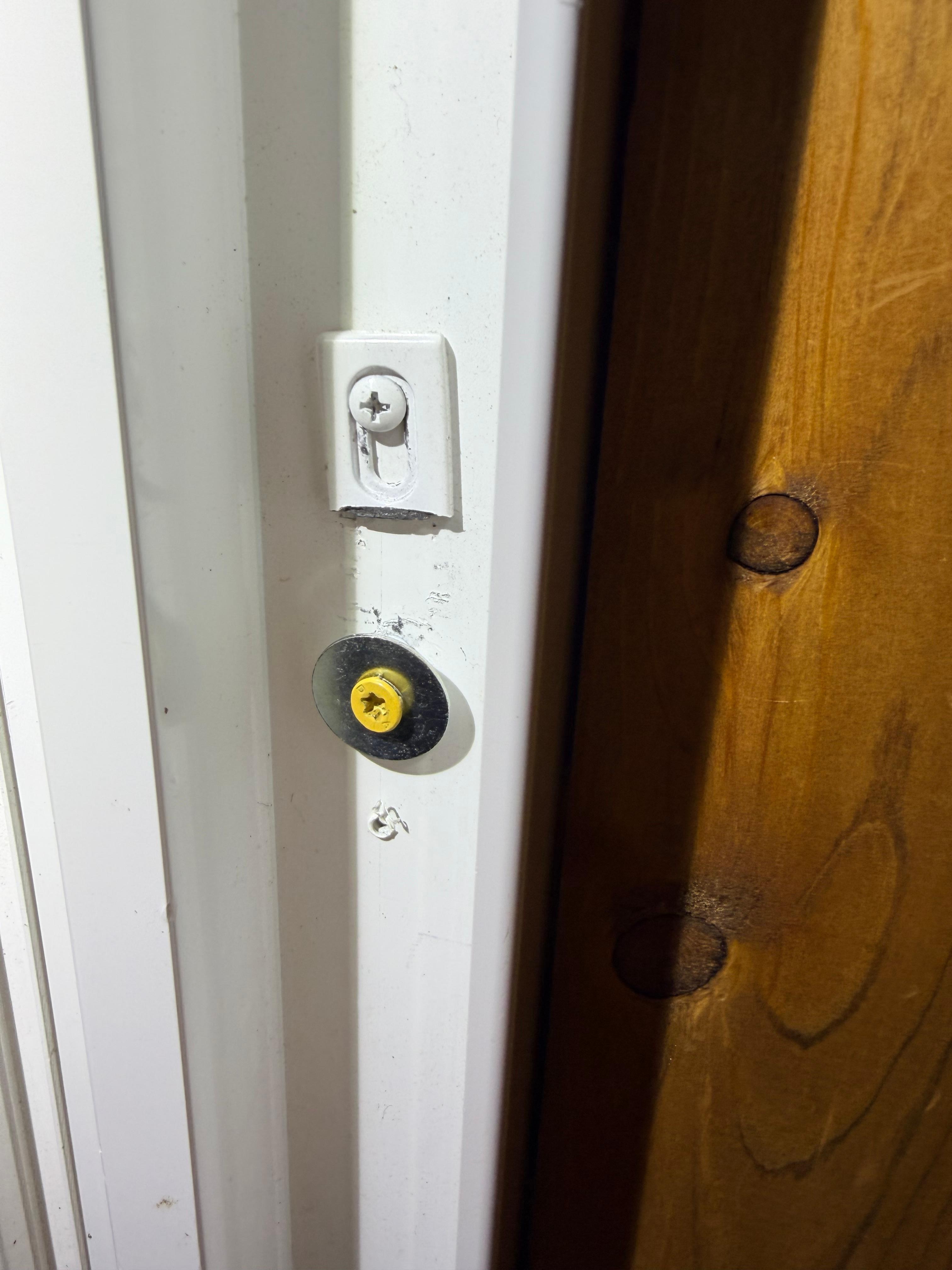 Back door latch brojen