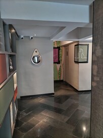 エレベーター前、トイレ有り