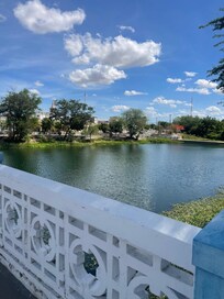 Local em frente ao hotel