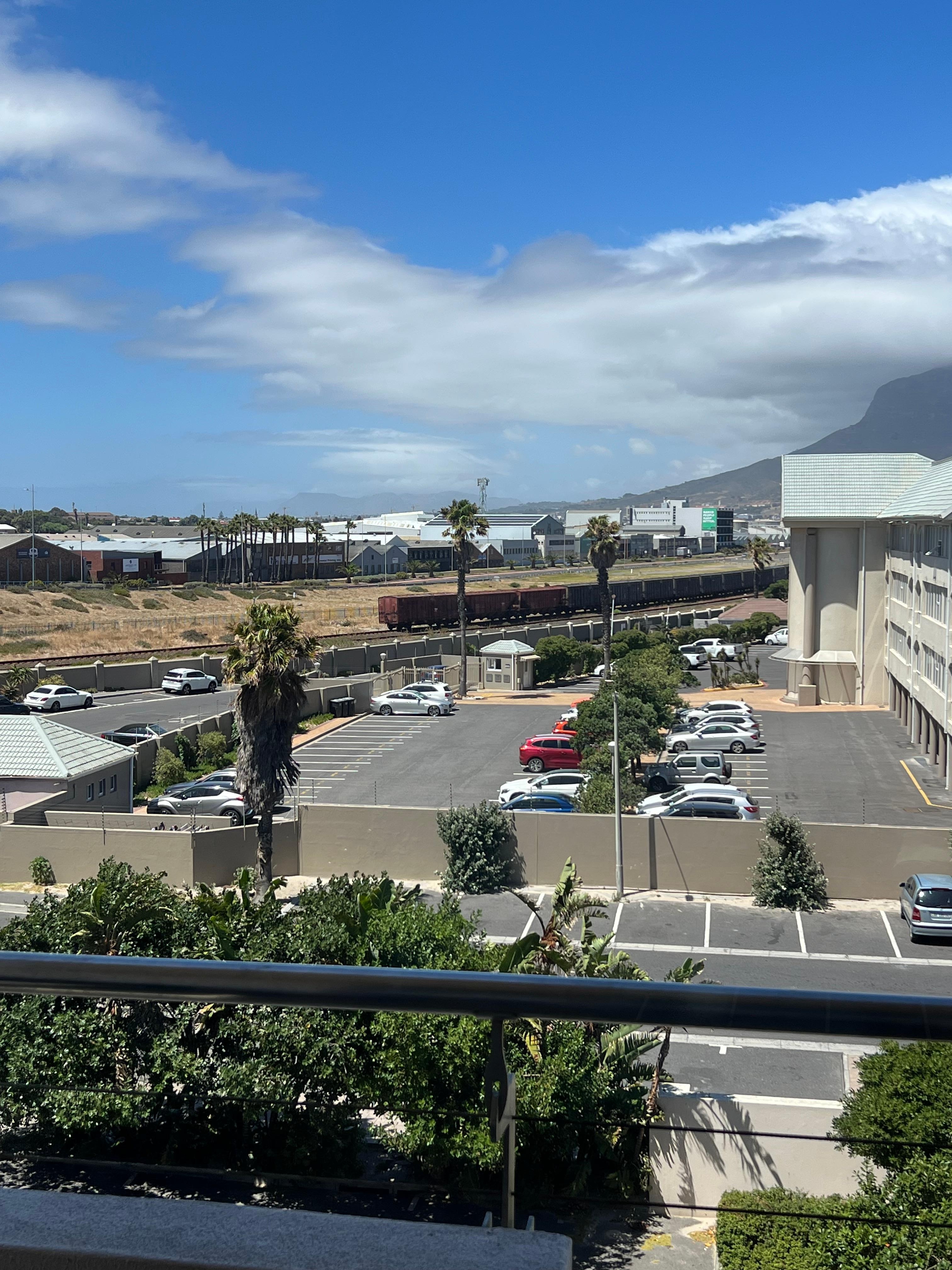 Bahnstrecke und Parkplatz