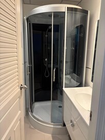 パネルの両サイド隙間から水が漏れるので注意