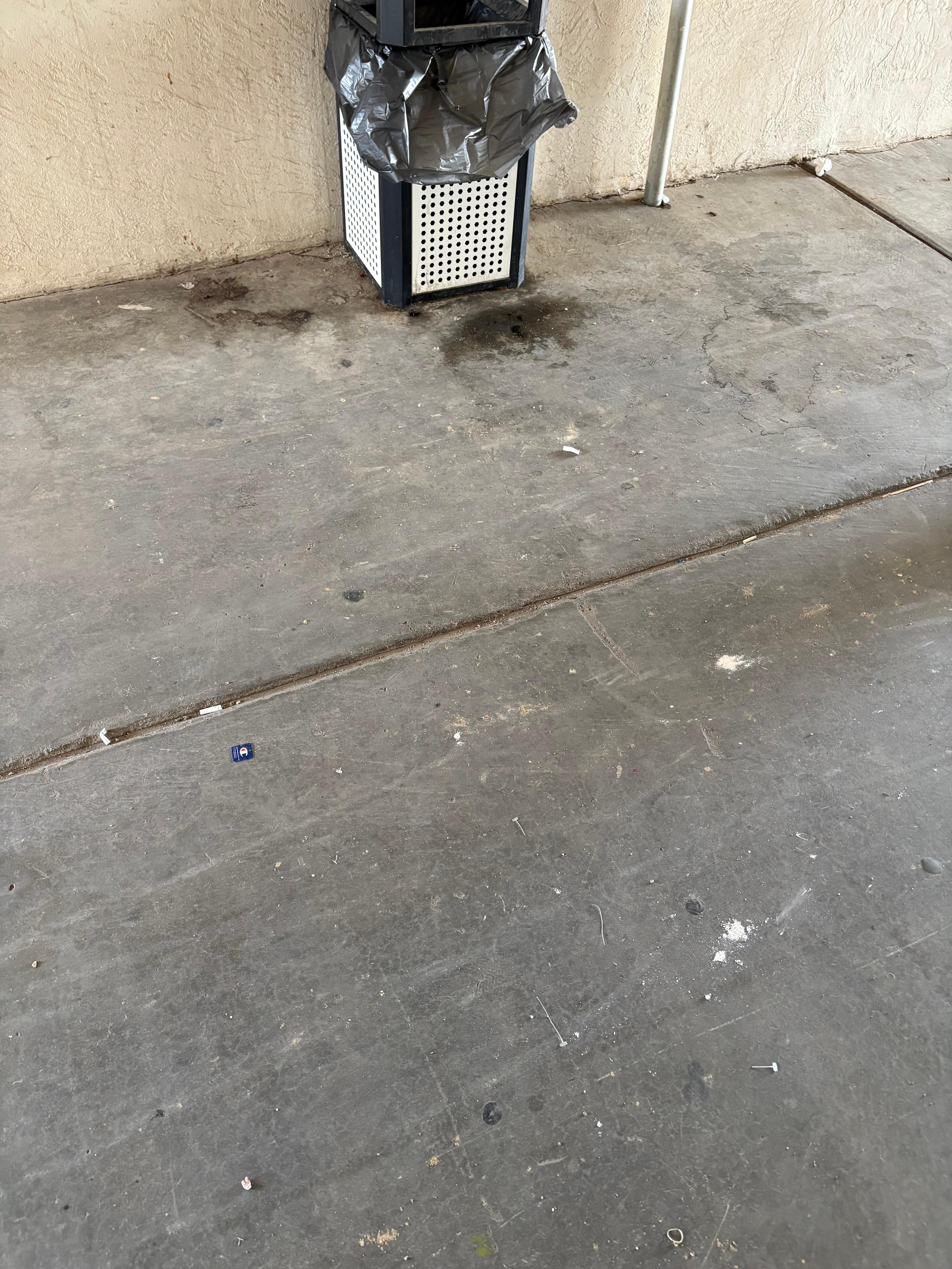 basura en pasillos, jardines, estacionamiento etc.