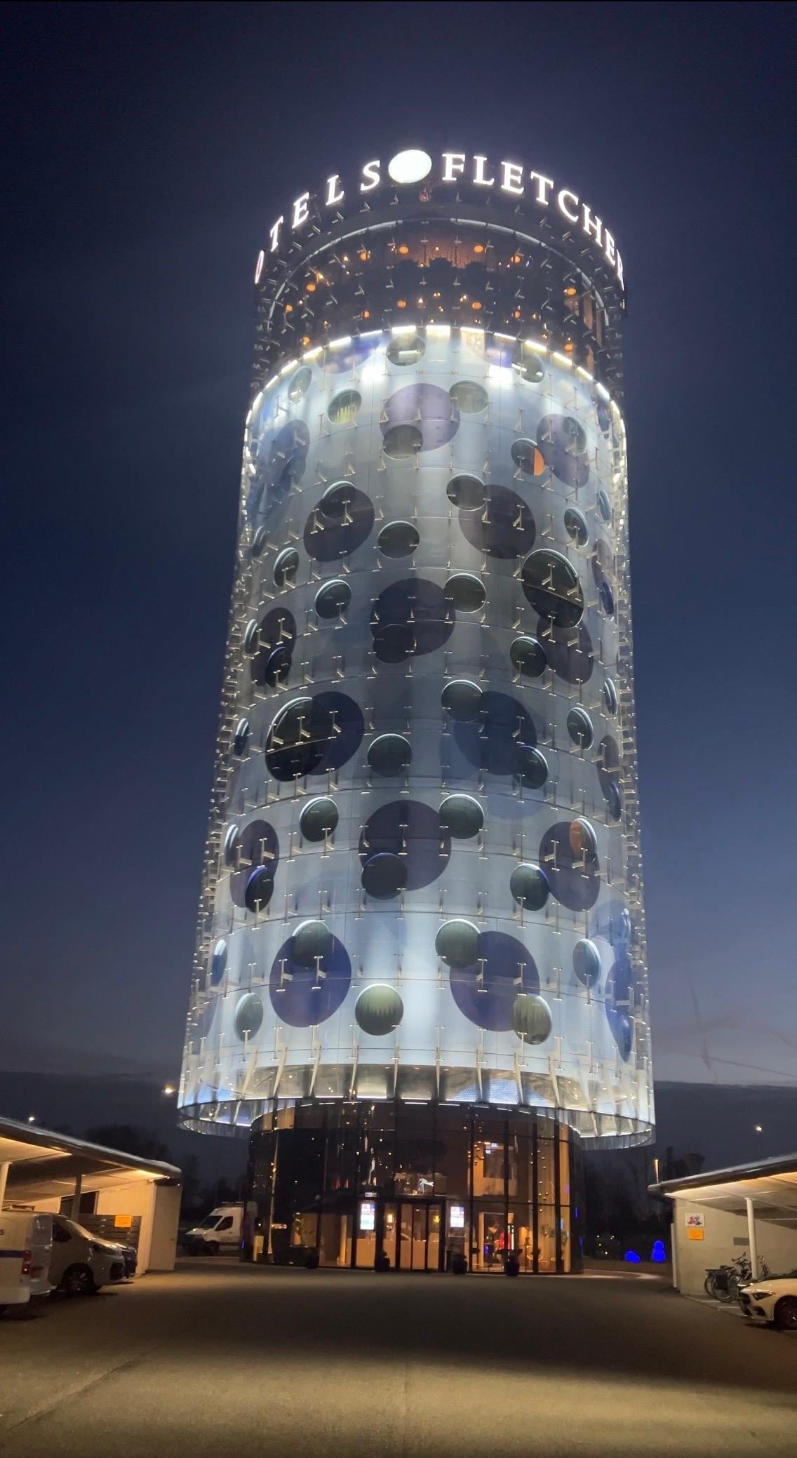 La vue sur l’hôtel la nuit