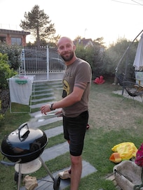 Le chef au barbecue d’un dîner!
