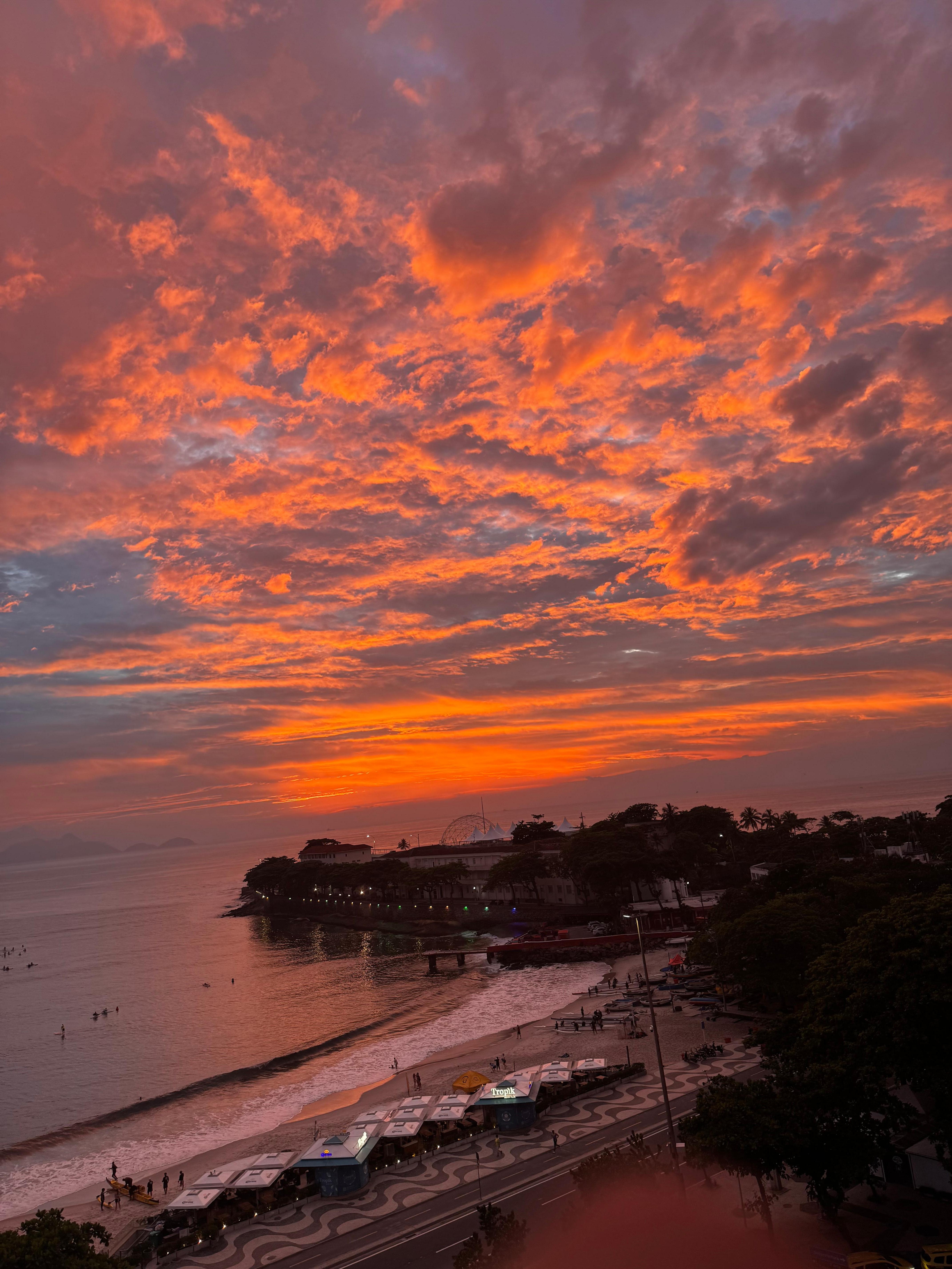 Huoneesta loistava näkymä auringon noustessa